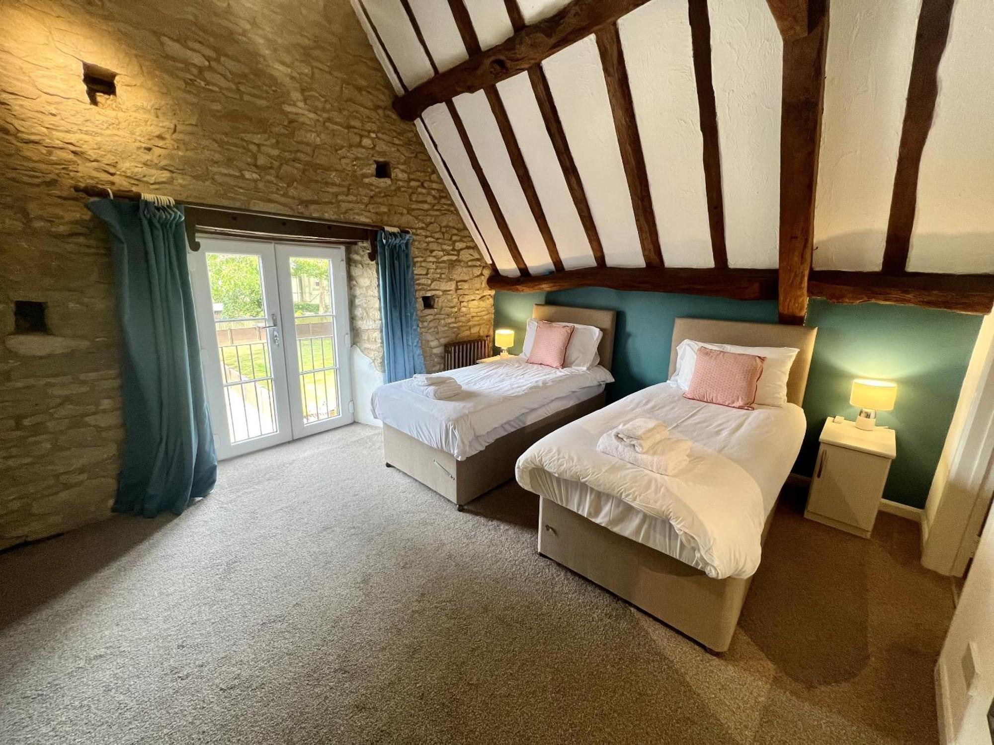 The Old Coach House Villa Witney Exterior photo