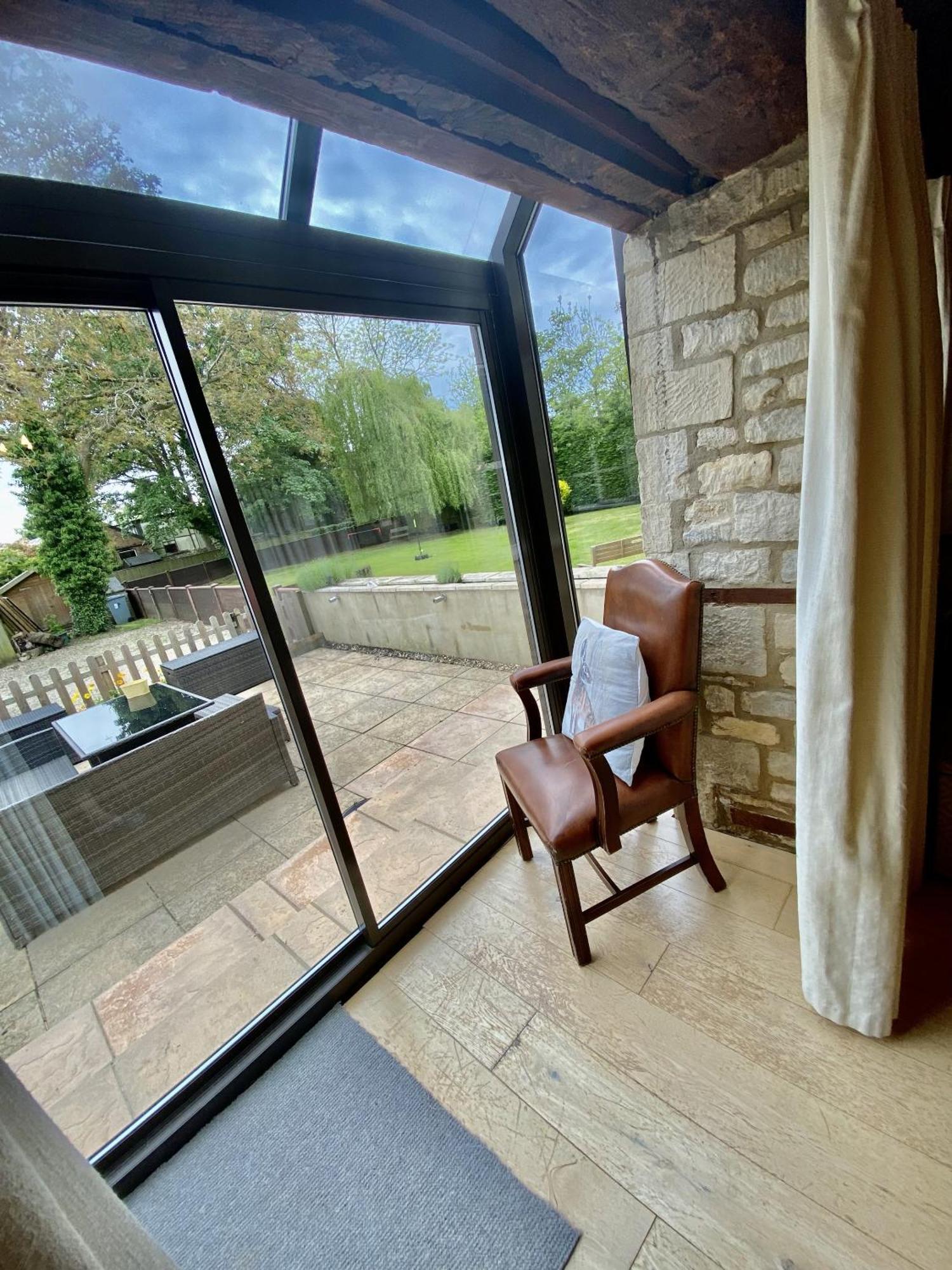 The Old Coach House Villa Witney Exterior photo