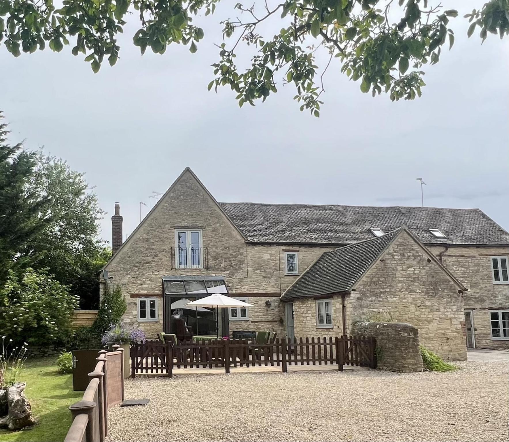 The Old Coach House Villa Witney Exterior photo