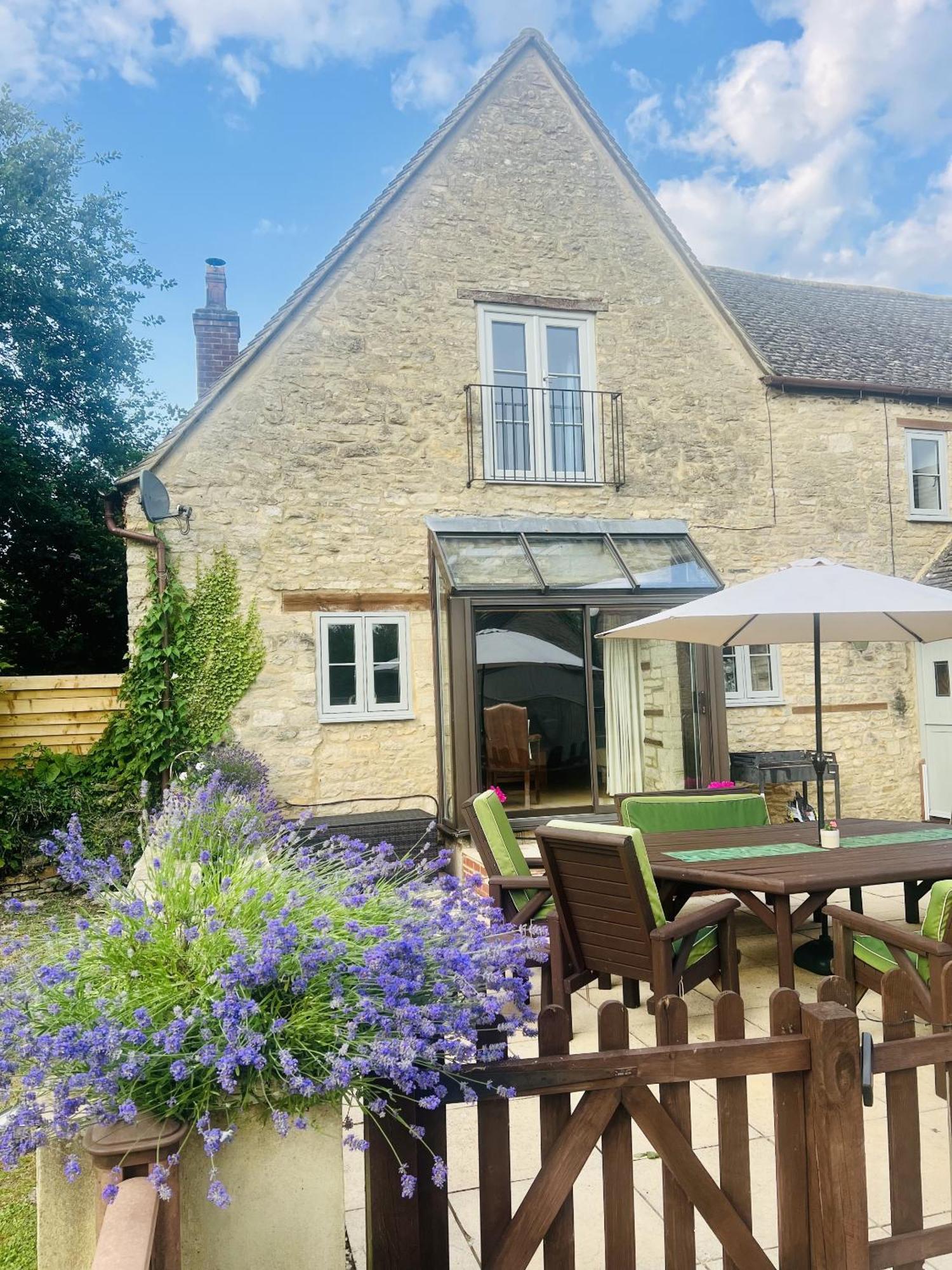 The Old Coach House Villa Witney Exterior photo