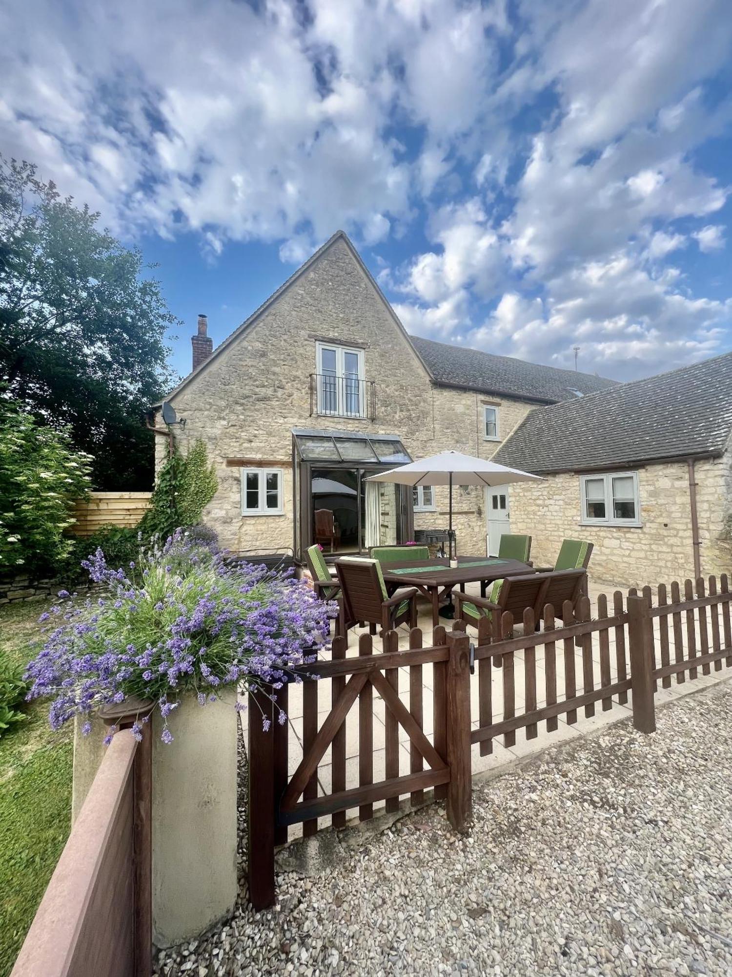 The Old Coach House Villa Witney Exterior photo